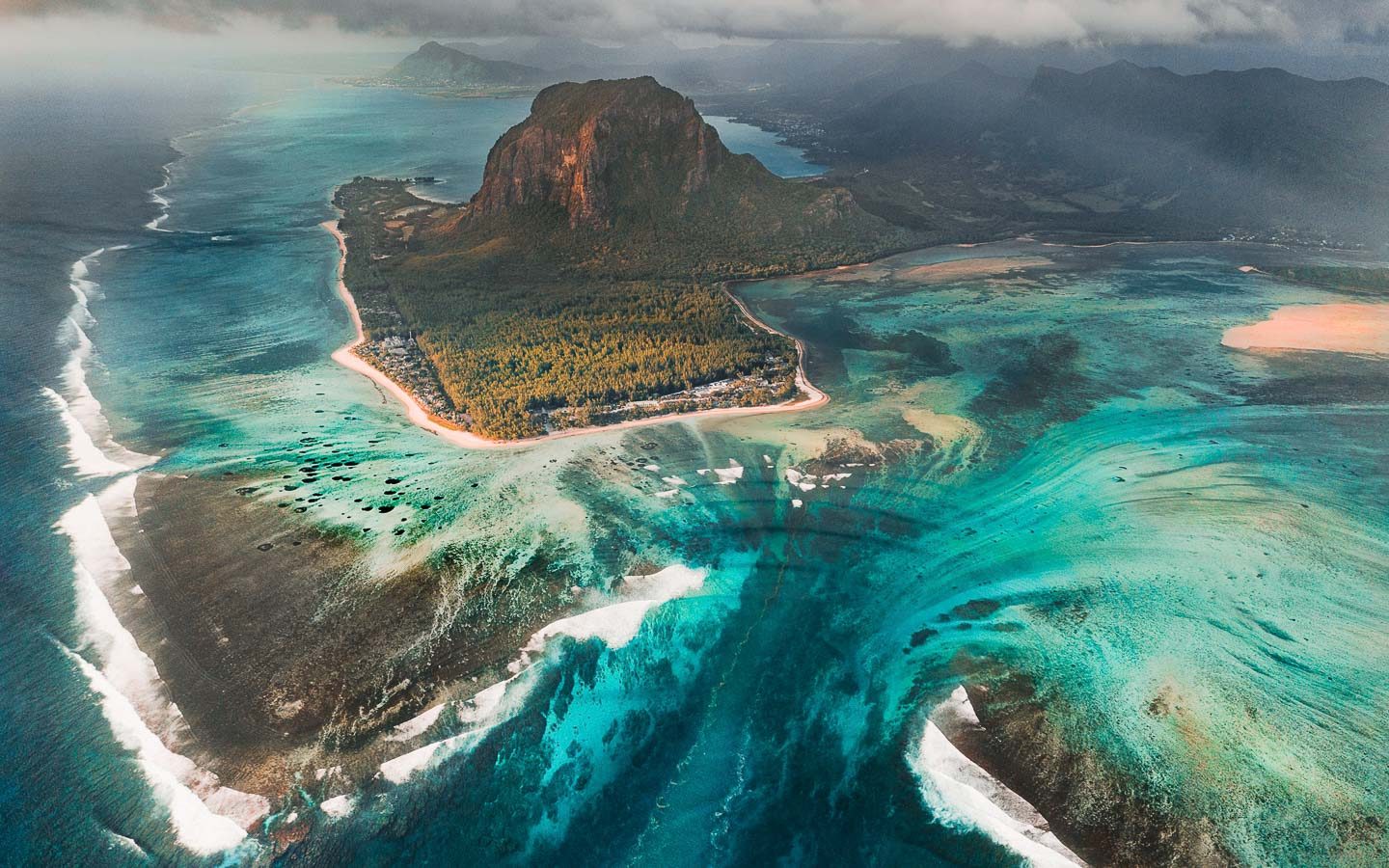 The aerial underwater-waterfall illusion off Le Morne, Mauritius